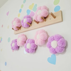 Cozy wall decor , daisy flower , Baby Shower Gift , pom pom flower , pastel nursery decor , personalized pom pom daisy ,cozy room decor