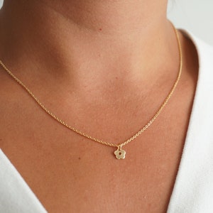 Tiny Daisy Charm Chain Necklace, Minimal Charm Necklace, Gold Flower Charm Necklace, Everyday Necklace, Small Daisy Necklace Flower Necklace