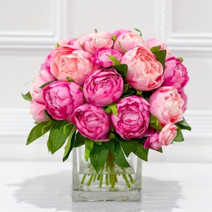 Fuchsia pink peony flower arrangement in clear glass vase