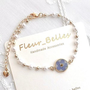 Gold-plated pearl link bracelet with round forget-me-not flower charm and tiny beads