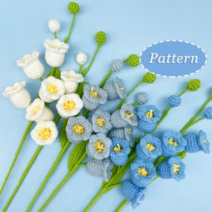 Crochet flower bouquet pattern with white and yellow blossoms and blue crochet blooms