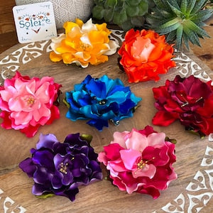 Tocado Floral Artesanal. Tocado Tradicional Mexicano Floral. Flores para Baile Folcl—rico. Quincea–era Mexicano. Moda Mexicana.Estilo Latina