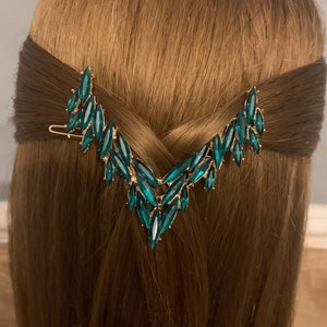 V-shaped turquoise crystal hair clip with gold-tone prongs