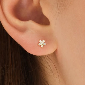 14k gold flower stud earrings with round-cut clear stones