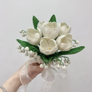 Crochet bouquet pattern: cream tulip flowers with green leaves and white ribbon accents