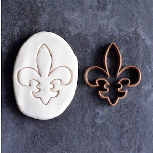 Fleur de Lys cookie cutter, flower-shaped metal outline for baking