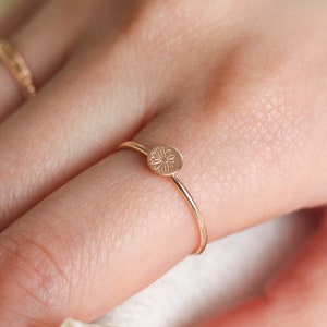 Gold-tone flower disc ring with thin band