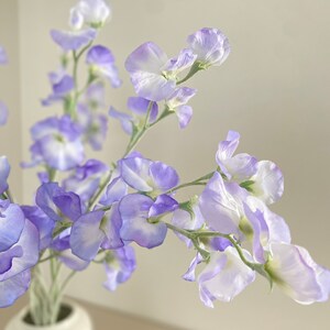 Artificial sweet pea blossom stem with light purple flowers and green stems