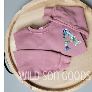 Mauve crewneck sweatshirt with multicolor butterfly floral embroidery on front