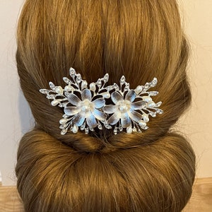 Silver floral hair comb with pearl-like center and crystal leaves