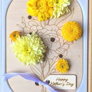 Mother’s Day flower vase insert with daisy and bee illustration, yellow and cream blooms