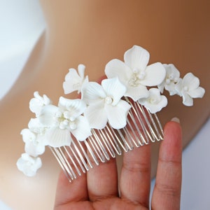 White floral pearl hair comb with small blossoms and three-prong comb base