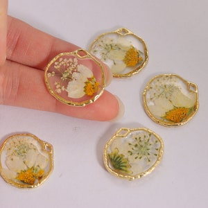 5Pcs Gold Irregular Round Pressed Flower Charm Pendant, Dried Cute Daisy Flower Resin Charm for Necklace Earrings Findings Jewelry Making