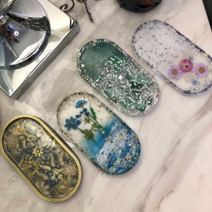 Handmade resin serving tray, oval with glittery floral pattern