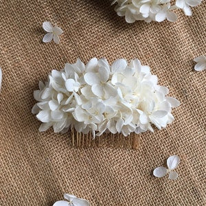 Ivory dried flower hair comb with clustered white blooms and small petals