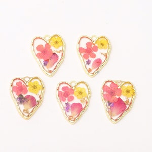 5Pcs Gold Heart Pressed Flower Charm Pendant, Cute Colorful Dainty Dried Wild Flower Glass Charms for Necklace Earrings DIY Jewelry Findings