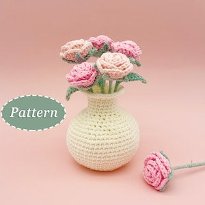 Crochet rose bouquet pattern: cream vase with pink roses and small buds