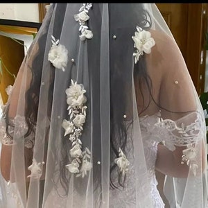 White floral veil with pearls and lace trim