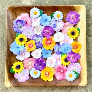 Assorted flower hair clips with colorful daisy and rose-style blooms, set for girls