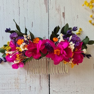 Dried flower hair comb with fuchsia pink blooms, green leaves, and gold-tone teeth