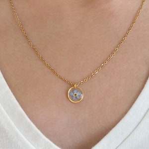 Gold-tone stainless steel necklace with round resin forget-me-not pressed flower pendant