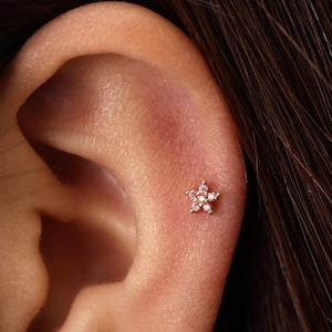 Tiny pink flower internally threaded flatback labret stud