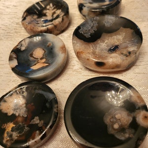 Round black flower agate bowls with gold and white speckled patterns