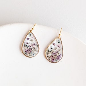 Gold-plated teardrop earrings with pressed purple and white flowers