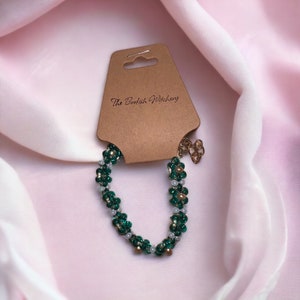 Green beaded flower bracelet - Handmade, Fast Delivery