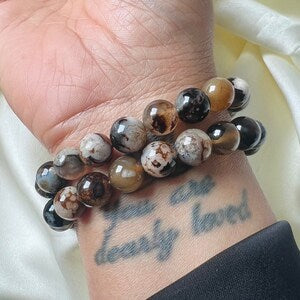 Black flower agate beaded crystal bracelet with round patterned stones and silver-tone accents