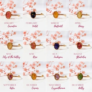 Birthflower resin ring with pressed dried flower in a round cabochon on a thin band