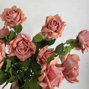 Artificial rose stem set with pink blooms and green leaves