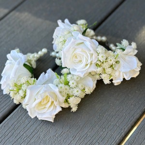 White flower gajra bracelet with rose-style blooms, pearl accents, and small greenery