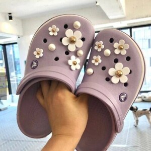 Daisy&Pearls 14pcs shoes charm / Luxury charm for crocs / Gift for mom / Christmas gift/ Flower crocs Accessories
