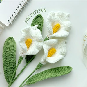 Crochet calla lily flower bouquet with green stems and white blooms, yellow centers