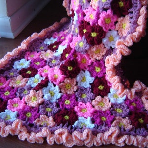 Crochet baby blanket pattern: multicolor flower afghan with scalloped edge