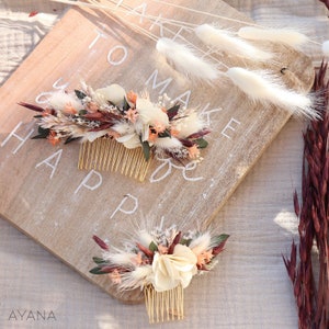 Terracotta dried-flower hair comb with beige feathers and floral cluster