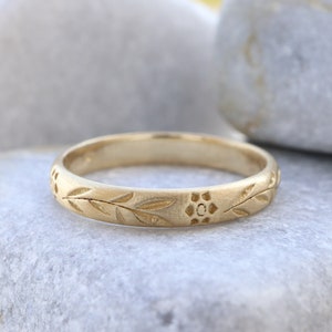 Engraved solid gold floral wedding band ring with leaf and flower pattern