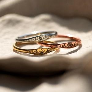 Engraved dainty flower ring set with slim gold-tone bands