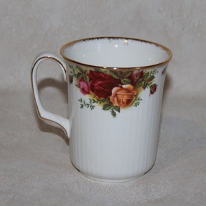 Royal Albert bone china mug, white with red and pink roses, ribbed sides