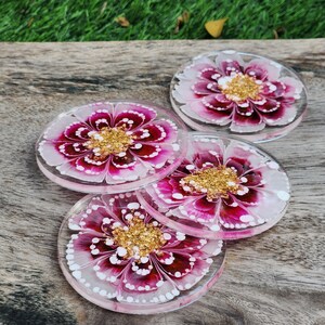 Round epoxy resin coasters with pink white flower design, set of 3, 8 cm