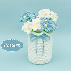 Crochet vase pattern with light-blue forget-me-not and white flower bouquet top