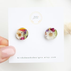 Resin flower stud earrings with round colorful dried-flower resin cabochons