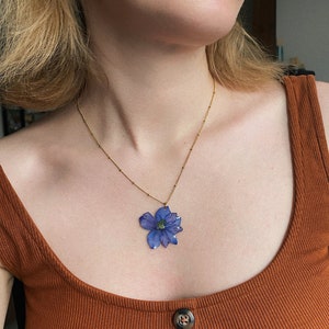 Victorian-style flower pendant necklace with blue preserved resin flower