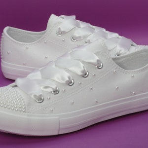 Ivory pearl-embellished girls' low-top sneakers with bow and lace-up front