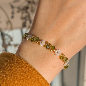 Beaded flower bracelet with small white and pink blossoms and gold-tone beads