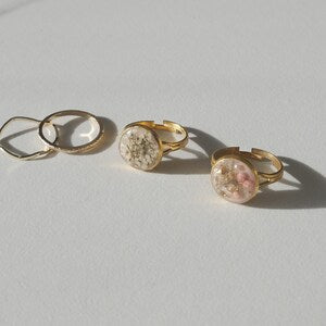Gold-tone resin pressed flower ring set with round dried flower petals