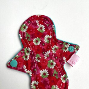 6Ó Cloth Pad | Reusable Cloth Pads | Liner Flow | Red Flowers