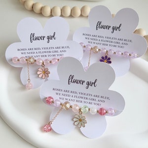 Kids flower girl bracelet with daisy charms and pink beads, paired with flower-shaped cards