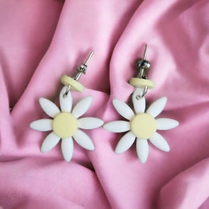 LobeShack Handmade Polymer Clay Earrings // flower, daisy, simple, unique, gift, present, free delivery, birthday, eve-lily, eve lily,tiktok